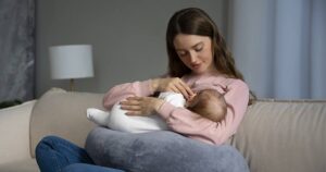 Breastfeeding Week: ब्रेस्टफीडिंग कराने वाली मांओं को इन 5 चीजों से रहना चाहिए