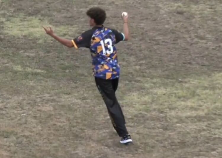 VIDEO: जूते की मदद से पकड़ा कैच, क्रिकेट में इतना हैरतअंगेज पहले शायद ही कुछ हुआ हो