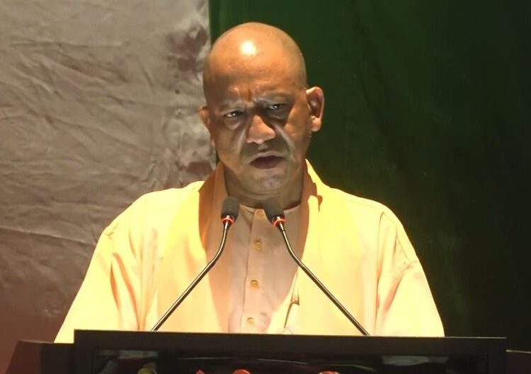 लखनऊ हुआ शर्मसार तो एक्शन में योगी सरकार, 3 अफसरों समेत 7 पुलिसकर्मियों पर गिरी गाज