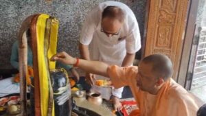 CM योगी ने गोरखपुर में किया रुद्राभिषेक, सावन के तीसरे सोमवार पर हर-हर महादेव के जयघोष