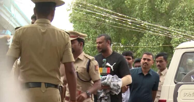 दर्शन की बेलारी जेल में एंट्री, जेलर ने क्यों उतरवा दी एक्टर की चेन? 1 दर्शन की बेलारी जेल में एंट्री, जेलर ने क्यों उतरवा दी एक्टर की चेन?