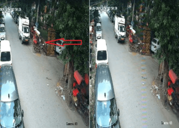 जब अचानक खुले नाले में गिर पड़ा रिक्शा चालक, कैमरे में कैद हुआ मौत का VIDEO