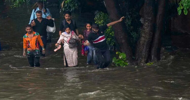 बारिश की वजह से ओवरफ्लो हो रहे नाले में डूबने से मां-बेटे की मौत, मुआवजे की मांग