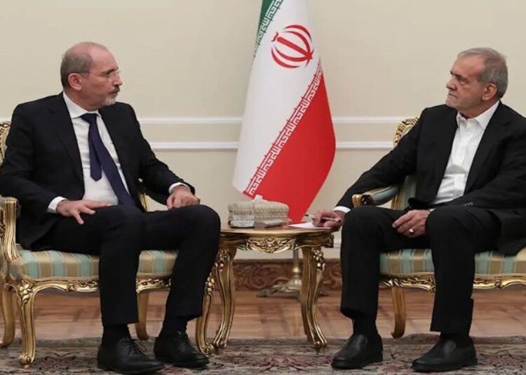 बढ़ते तनाव के बीच जॉर्डन के विदेश मंत्री सफादी से मिले ईरानी राष्ट्रपति 1 बढ़ते तनाव के बीच जॉर्डन के विदेश मंत्री सफादी से मिले ईरानी राष्ट्रपति