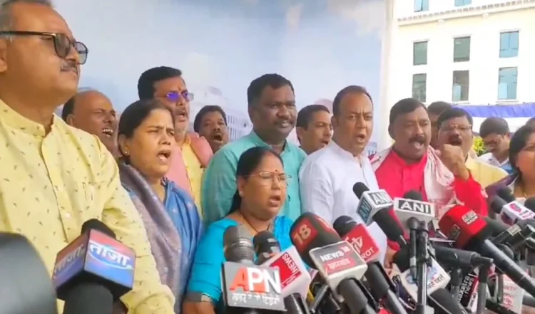 Jharkhand Assembly: स्पीकर पर फेंके गए पेपर, हंगामे के बीच 18 विधायक हुए निलंबित 1 Jharkhand Assembly: स्पीकर पर फेंके गए पेपर, हंगामे के बीच 18 विधायक हुए निलंबित