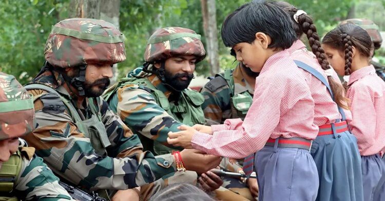 अखनूर में स्कूली छात्राओं ने सेना के जवानों को राखी बांधी, मनाया रक्षाबंधन 1 अखनूर में स्कूली छात्राओं ने सेना के जवानों को राखी बांधी, मनाया रक्षाबंधन