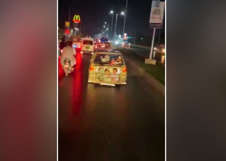 ऐसे मां बाप को तो जेल होनी चाहिए, पाकिस्तान से वायरल हुए इस VIDEO को देख भड़क गए लोग