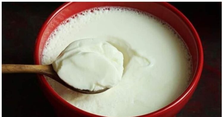 बालों का झड़ना कम कर सकता है दही