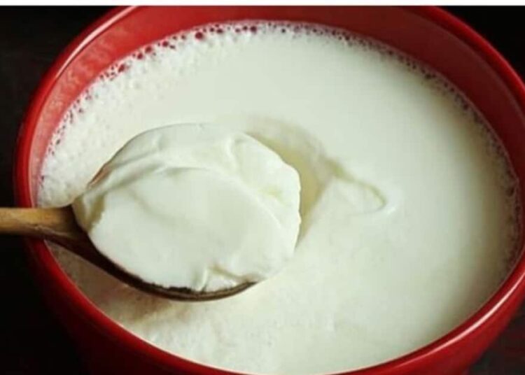 बालों का झड़ना कम कर सकता है दही