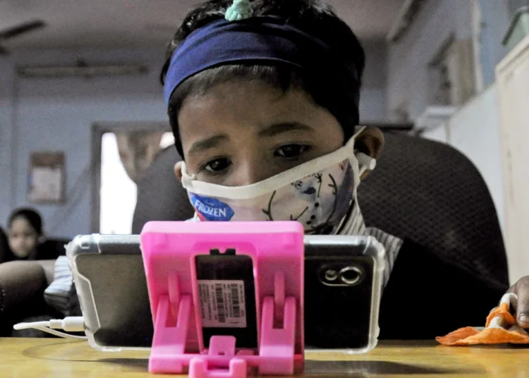 मोबाइल फोन और टीवी देखने पर माता-पिता ने बच्चों को लगाई डांट 1 मोबाइल फोन और टीवी देखने पर माता-पिता ने बच्चों को लगाई डांट