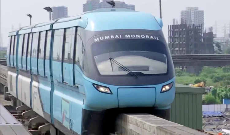 मुंबई मोनोरेल में मोबाइल फोन में लगी आग, यात्री सुरक्षित