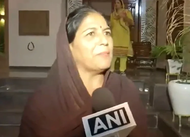 अरशद नदीम के गोल्ड मेडल जीतने पर नीरज चोपड़ा की मां की प्रतिक्रिया ने जीत लिया सबका दिल