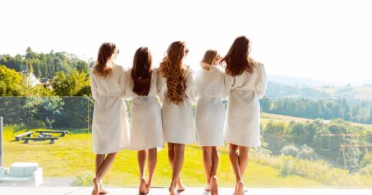 दोस्त की बैचलरेट पार्टी में दुल्हन की बातों ने किया हैरान, मेहमान ने छीना गिफ्ट