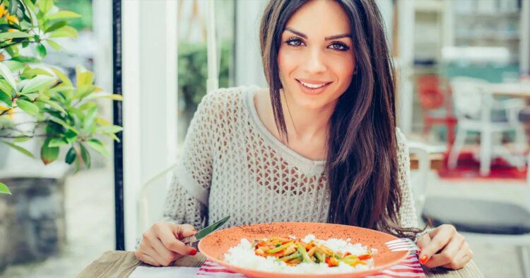 शोध Eating Snacks With Dip Can Increase Calorie Intake: Research