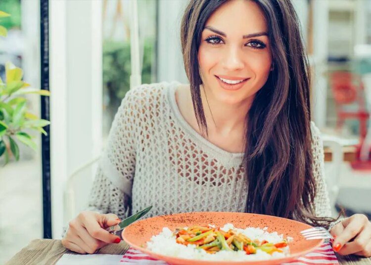 शोध Eating Snacks With Dip Can Increase Calorie Intake: Research