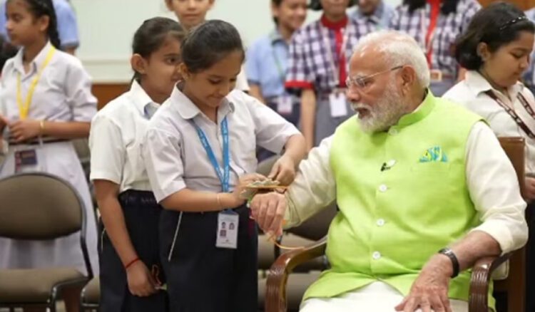 प्रधानमंत्री नरेंद्र मोदी ने स्कूली छात्राओं के साथ मनाया रक्षाबंधन 1 प्रधानमंत्री नरेंद्र मोदी ने स्कूली छात्राओं के साथ मनाया रक्षाबंधन