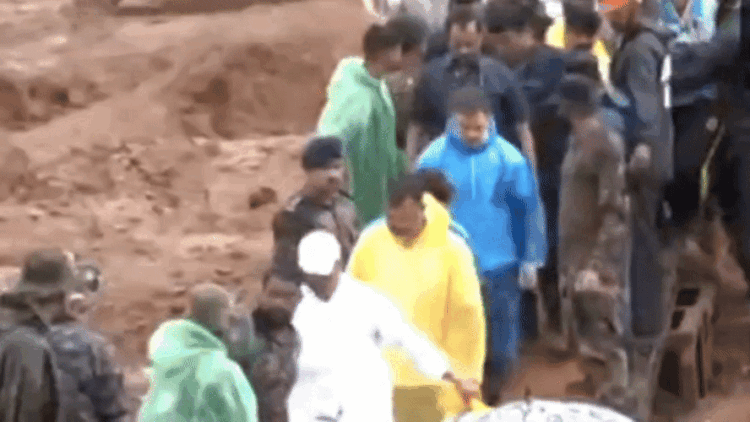 वायनाड लैंडस्लाइड : राहुल और प्रियंका ने घटनास्थल का किया निरीक्षण, पीड़ितों को मदद का दिया भरोसा