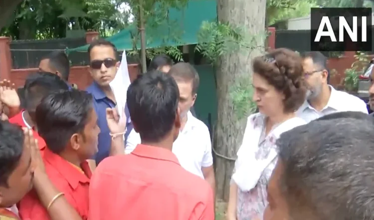 Rahul-Priyanka ने दिल्ली में कुलियों के एक समूह से की मुलाकात, जानें क्या हुई बात