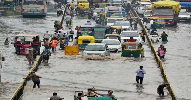 लगातार बारिश से बुरा हाल, जामनगर में सड़कें बंद, पुल का एक हिस्सा बहा