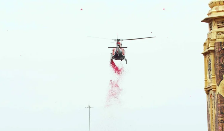बुलडोजर के बाद अब हेलीकॉप्टर से पुष्प वर्षा, कांवड़ियों पर योगी और धामी सरकार ने आकाश से बरसवाये फूल