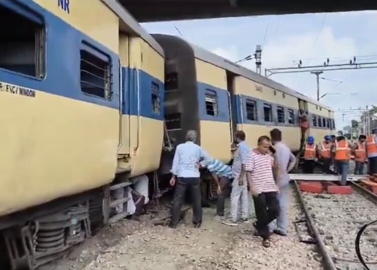 उत्तर प्रदेश के सहारनपुर में लोकल ट्रेन के तीन डिब्बे पटरी से उतरे