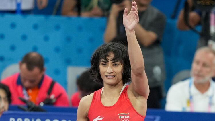 Vinesh Phogat Disqualified: खून निकालने से कितना घट जाता है शरीर का वजन? 1 Vinesh Phogat Disqualified: खून निकालने से कितना घट जाता है शरीर का वजन?
