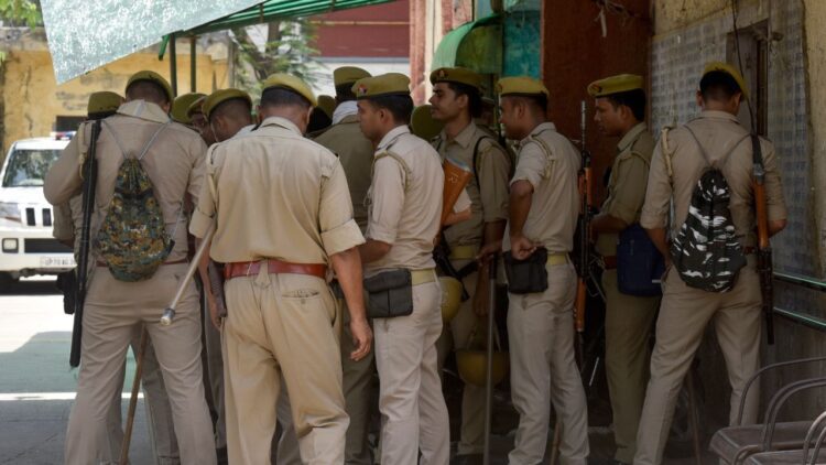 UP Police Exam 2024: परीक्षा में सेंधमारी की तैयारी, पास में मिले 5 एडमिट कार्ड…