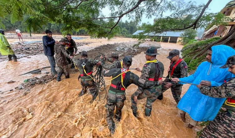 मलवे में अपनों को खोज रहा परिवार! वायनाड भूस्खलन में मरने वालों की संख्या 256 से हुई पार