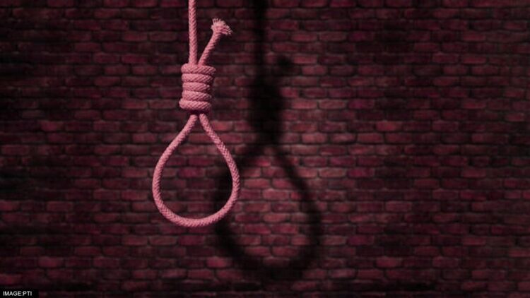 गाजियाबाद: आठवीं के छात्र ने की आत्महत्या, गेम खेलने से मना करने पर लगाया फंदा 1 गाजियाबाद: आठवीं के छात्र ने की आत्महत्या, गेम खेलने से मना करने पर लगाया फंदा