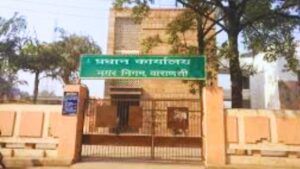 वाराणसी में कूड़ा उठाने को लेकर भिड़े अधिकारी, ऑफिस में घुसकर की मारपीट