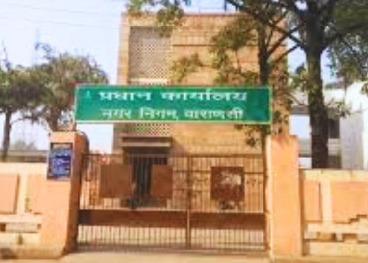 वाराणसी में कूड़ा उठाने को लेकर भिड़े अधिकारी, ऑफिस में घुसकर की मारपीट