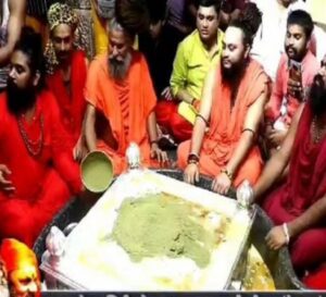 कानपुर नगर स्थित श्री आनंदेश्वर मंदिर में श्रावण मास के अंतिम सोमवार को भव्य श्रृंगार का दृश्य