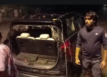 रेलवे अंडरपास पर ज्यादा पानी भरने से लॉक हुई एक्सयूवी 700 कार