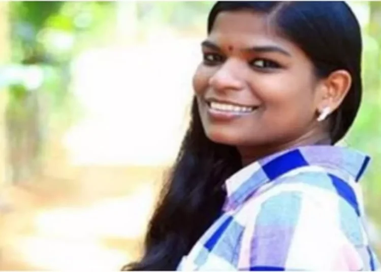 UPSC Success Story: मजदूरी करके घर चलाते थे मां-बाप, पैसे उधार लेकर बनीं आईएएस अधिकारी