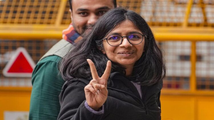 Swati Maliwal के आतिशी को लेकर बोलने पर आप को हुआ दर्द, मालीवाल से माँगा इस्तीफा 1 Swati Maliwal के आतिशी को लेकर बोलने पर आप को हुआ दर्द, मालीवाल से माँगा इस्तीफा
