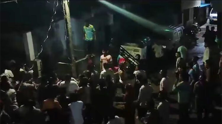 भरूच में धार्मिक झंडा लगाने पर तनाव, आमने-सामने आए दो गुट, पथराव