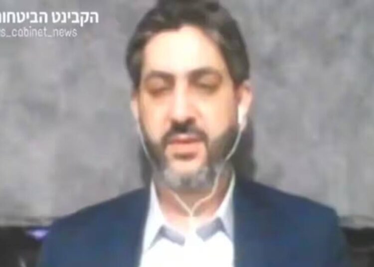 हिजबुल्लाह पर हमले की रिपोर्ट दे रहा था पत्रकार, सिर पर गिरी मिसाइल