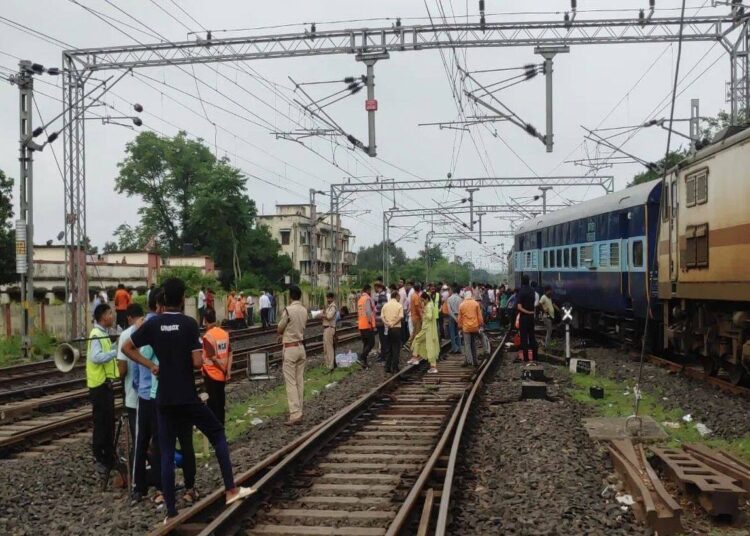 MP के जबलपुर में सोमनाथ क्सप्रेस के दो डिब्बे पटरी से उतरे, यात्रियों में मचा हड़कंप