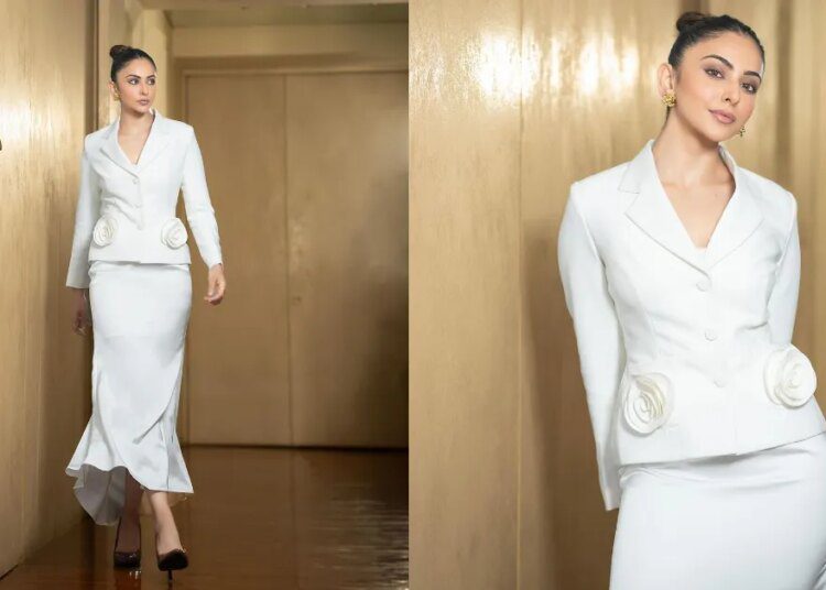 इंटरनेट पर छाया एक्ट्रेस रकुल प्रीत सिंह का हॉट बॉसी लुक, देखें तस्वीरें 1 इंटरनेट पर छाया एक्ट्रेस रकुल प्रीत सिंह का हॉट बॉसी लुक, देखें तस्वीरें