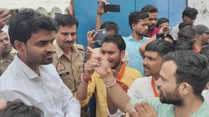 जुमे पर छुट्टी, लेकिन प्रार्थना में हाथ भी नहीं जोड़ने देते…