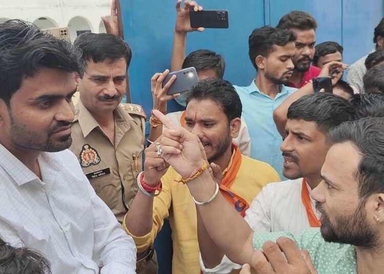 जुमे पर छुट्टी, लेकिन प्रार्थना में हाथ भी नहीं जोड़ने देते…