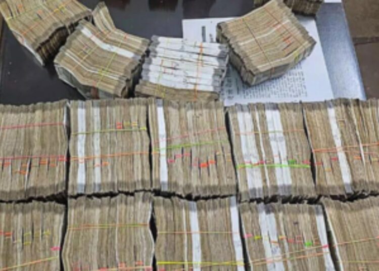 तीन वाहनों से 2.5 करोड़ रुपये से अधिक नकदी जब्त, पूछताछ के दौरान हुआ था शक