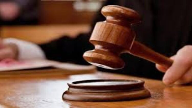 वकील को लात मारने की सजा 3 लाख, कोर्ट ने इंस्पेक्टर पर लगाया जुर्माना; कहा- 1 वकील को लात मारने की सजा 3 लाख, कोर्ट ने इंस्पेक्टर पर लगाया जुर्माना; कहा-