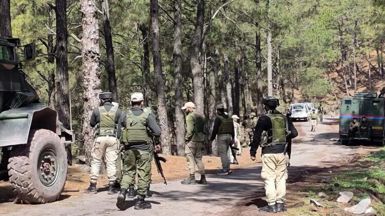 कुलगाम में सुरक्षा बलों और आतंकवादियों के बीच मुठभेड़ शुरू, इलाके की घेराबंदी