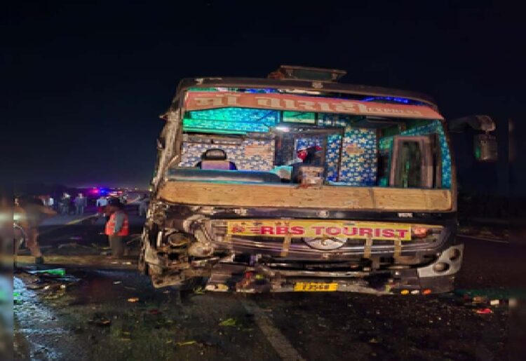 आगरा-लखनऊ एक्सप्रेस वे पर बड़ा हादसा, दिल्ली जा रही स्लीपर बस पलटी