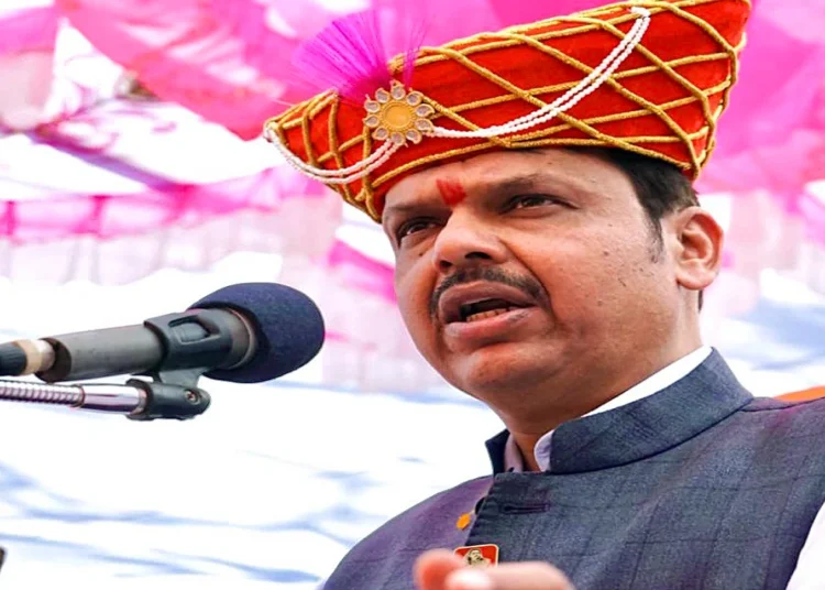 धारावी पुनर्विकास को लेकर देवेन्द्र फड़नवीस ने अडानी को लगाई फटकार, दी चेतावनी