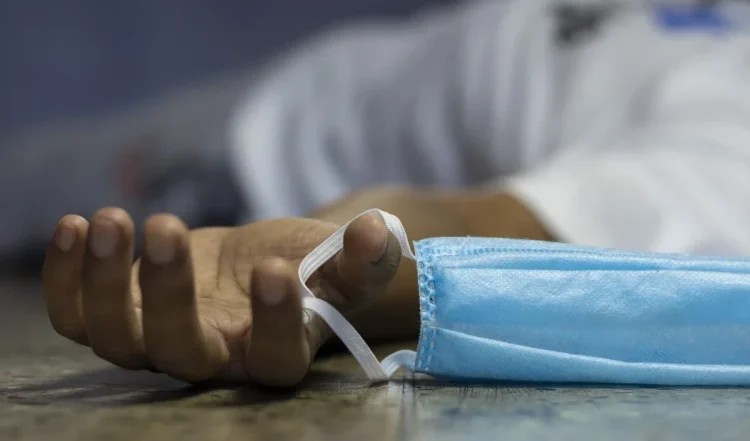 सांप के साथ करतब दिखाने वाले युवक की उसी सांप के डसने के कारण मौत हो गई। 1 सांप के साथ करतब दिखाने वाले युवक की उसी सांप के डसने के कारण मौत हो गई।