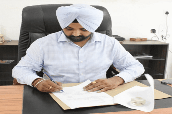 पंजाब के सूचना एवं लोक संपर्क विभाग के डिप्टी डायरेक्टर मनविंदर सिंह ने.... 1 पंजाब के सूचना एवं लोक संपर्क विभाग के डिप्टी डायरेक्टर मनविंदर सिंह ने….