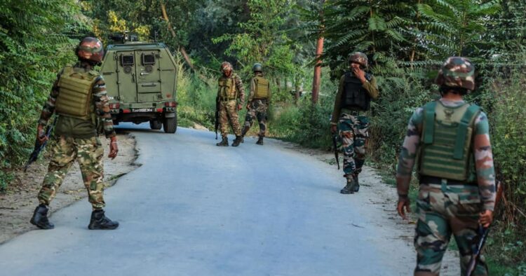 कुलगाम में आतंकियों से मुठभेड़: सेना ने 2 आतंकियों को घेरा, तलाशी अभियान जारी