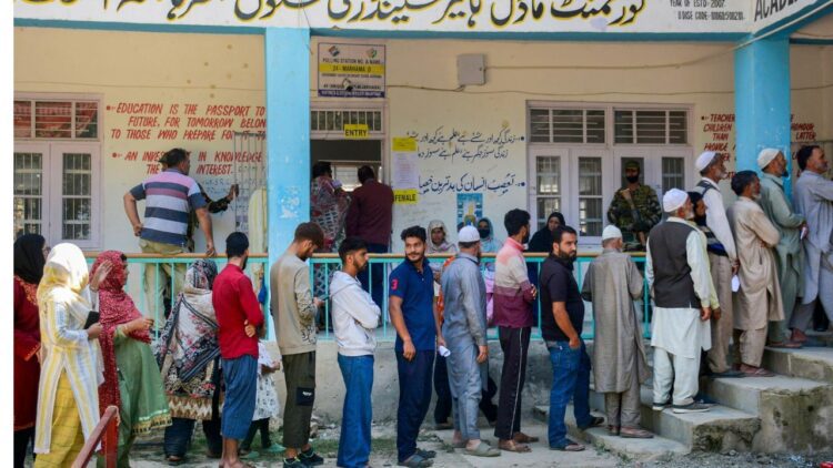 जम्मू कश्मीर में दूसरे चरण के मतदान को लेकर उत्साह...वोट डालने के लिए लंबी कतारे 1 जम्मू कश्मीर में दूसरे चरण के मतदान को लेकर उत्साह…वोट डालने के लिए लंबी कतारे